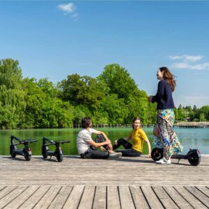 mehrere scooter und personen auf einem steg am see eScooter Vmax VX2 Pro eroller elektroroller