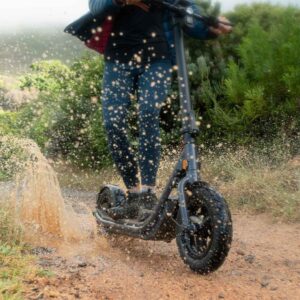 Egret X+ eScooter Fahrt über matschigen Untergrund, Offroad