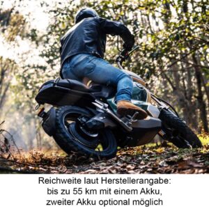 Super Soco TC Wanderer 75 km/h von schräg hinten bei Fahrt im Wald