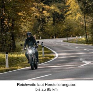 Super Soco TC Max Elektromotorrad in Fahrt auf einer Landstraße