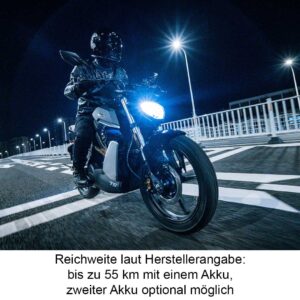 Super Soco TS Streethunter Elektromotorrad von schräg vorne auf einer Straße bei Dunkelheit