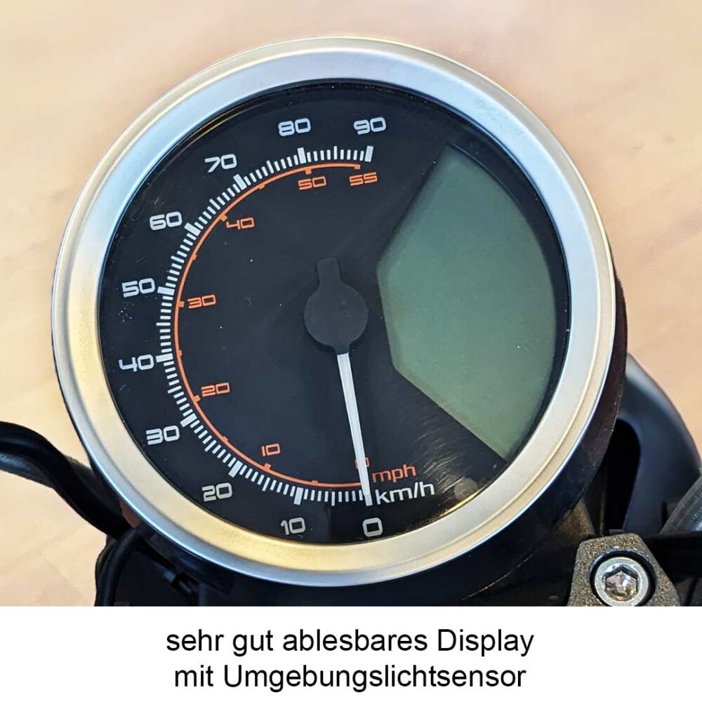 Display von Elektromotorrad Super Soco TC Wanderer 75 km/h