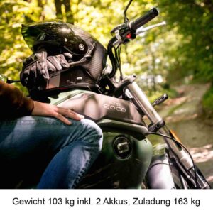 Detailaufnahme von Elektromotorrad Super Soco TC Wanderer 75 km/h im Wald