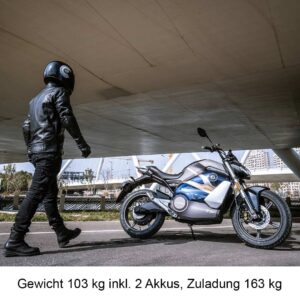 Super Soco TS Streethunter Elektromotorrad in Seitenansicht auf einem Parkplatz in der Stadt