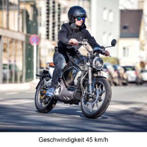 Mann in der Stadt fährt auf Super Soco TC Eco Elektromotorrad 45km/h