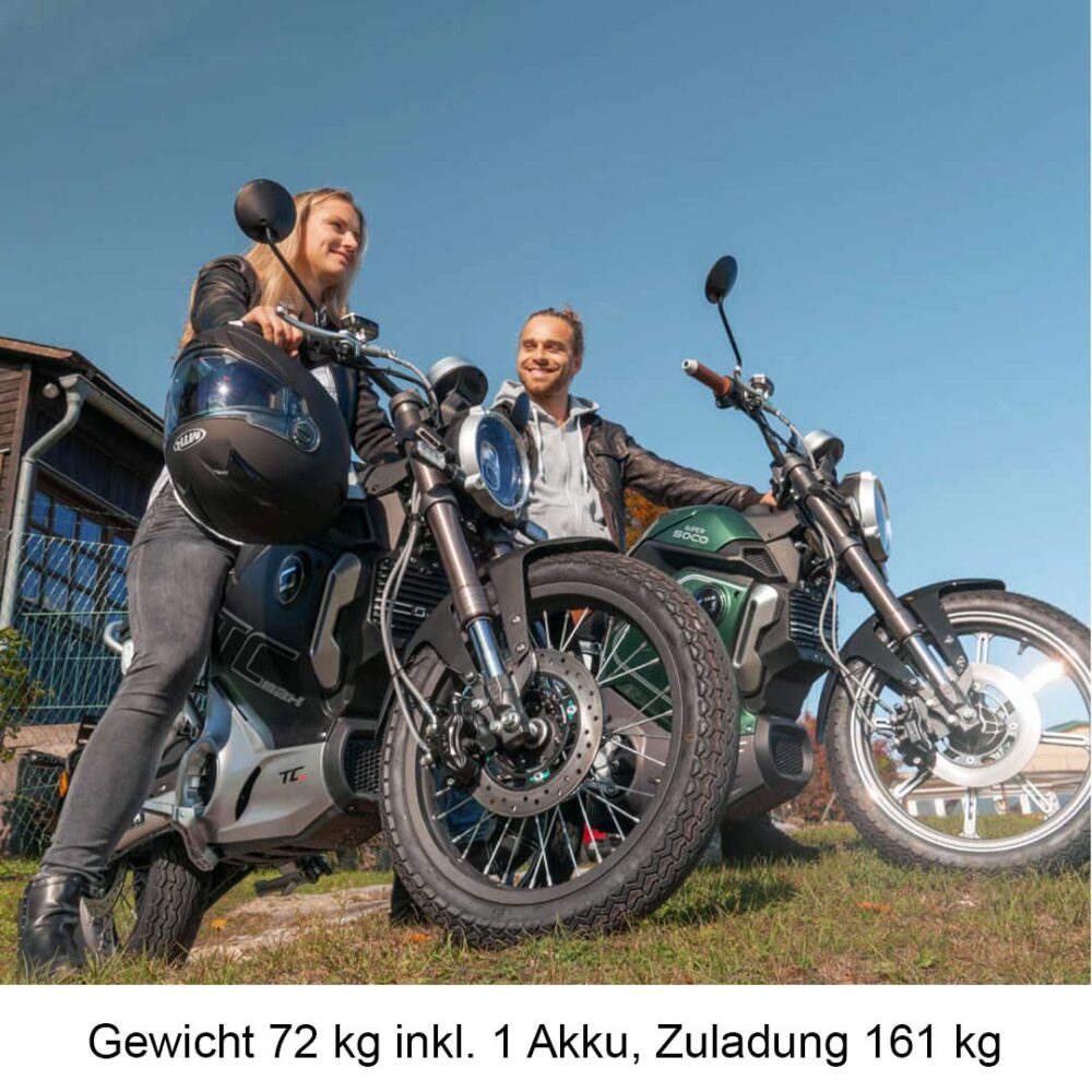 Frau und Mann mit Super Soco TC Eco Elektromotorrad 45km/h draußen in der Natur