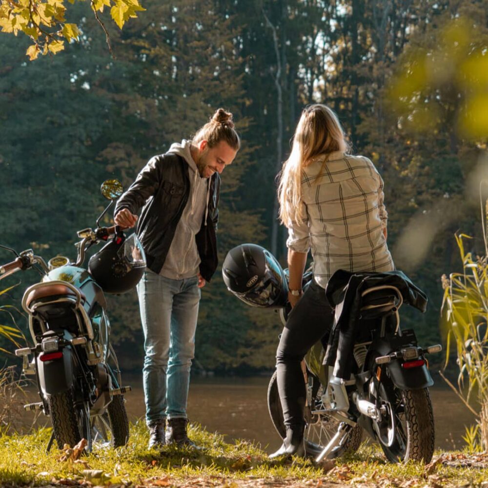 Super Soco TC Eco Elektromotorrad 45km/h in der Natur mit zwei Personen