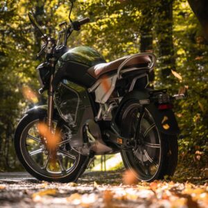 Super Soco TC Eco Elektromotorrad 45km/h von schräg hinten, geparkt im Wald